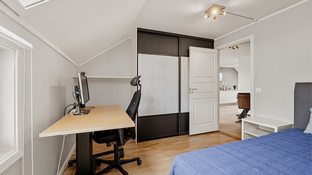 Rommet har en stor skyvedørsgarderobe fra 2022 og god plass til en hjemmekontorløsning.