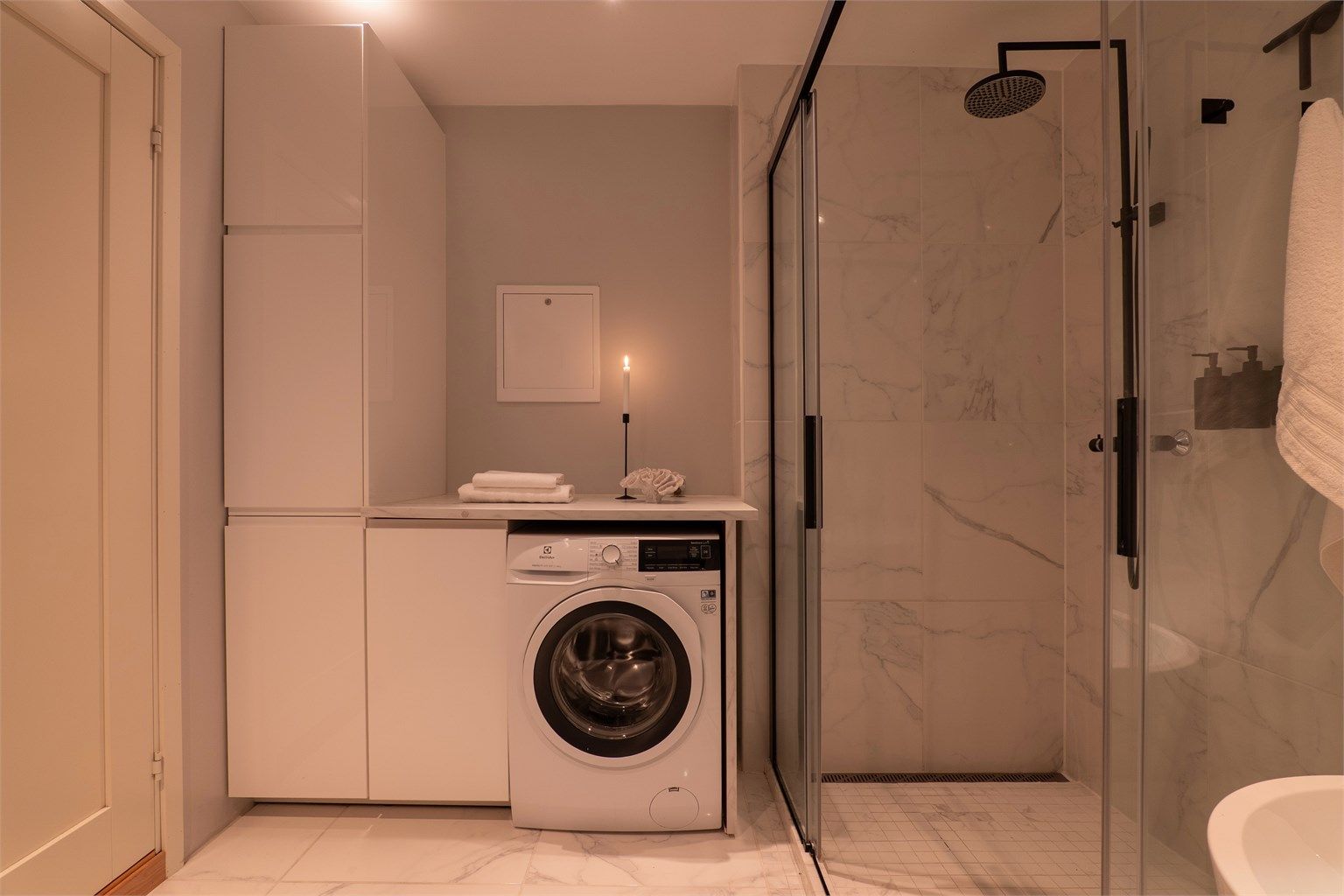 Badet er velutnyttet og smart innredet også til vaskeromsformål.