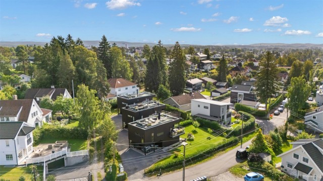 Boligen er godt tilbaketrukket og skjermet fra trafikk, noe som gir en trygg og rolig atmosfære. Området byr på et trivelig miljø og er et attraktivt bosted med gangavstand til alt som forenkler en travel hverdag.