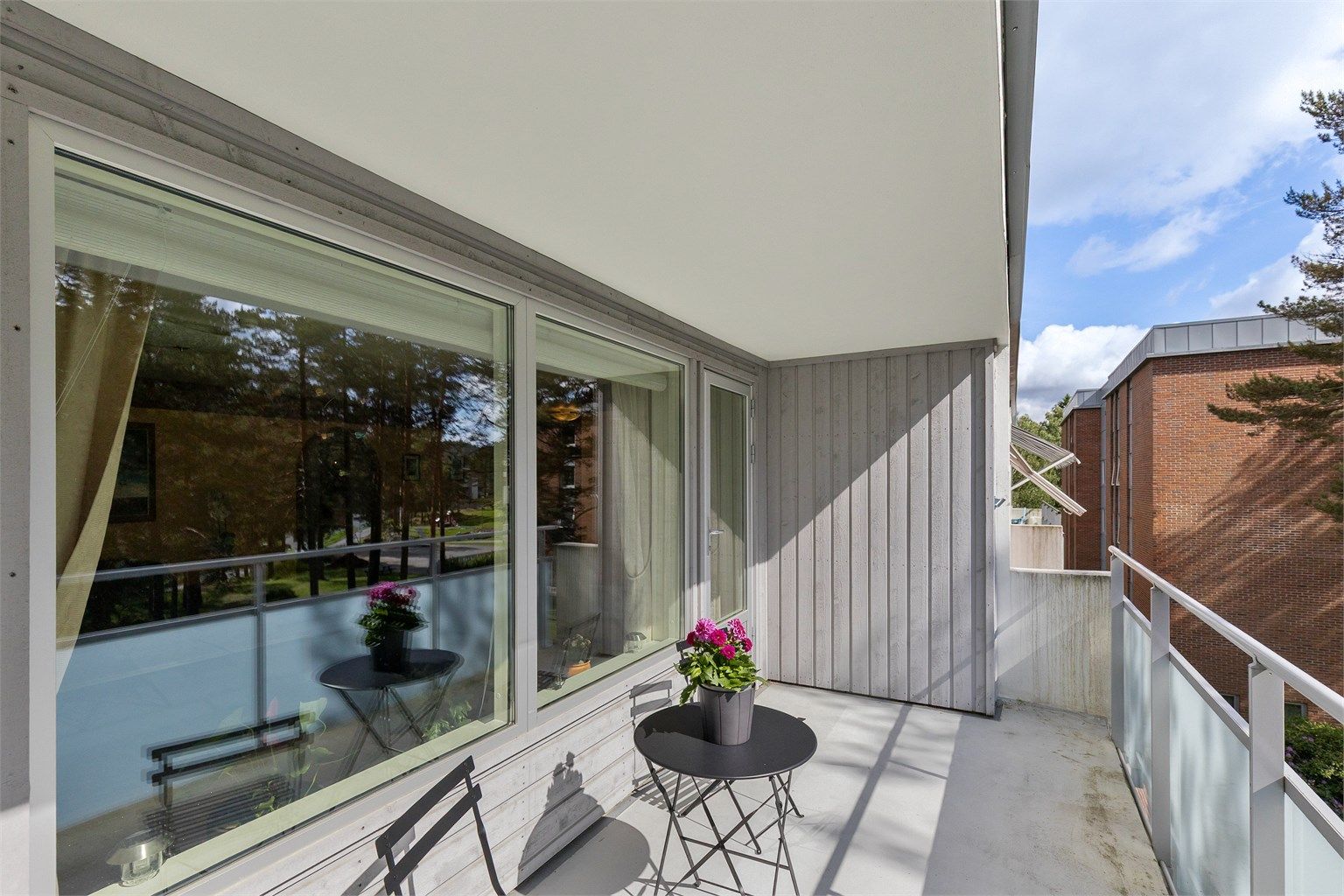 Leiligheten har en herlig, sydvestvendt balkong med god plass til å nyte årets varmere dager i eget hjem. Foto: Pål Aanerud