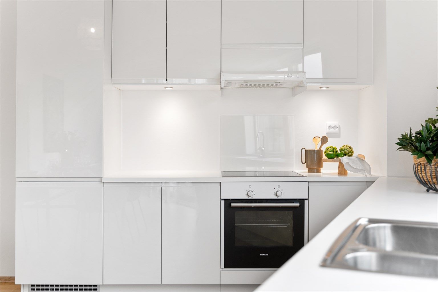 Kjøkkeninnredning er fra HTH og det er integrerte hvitevarer. Godt med benke - og skapplass.