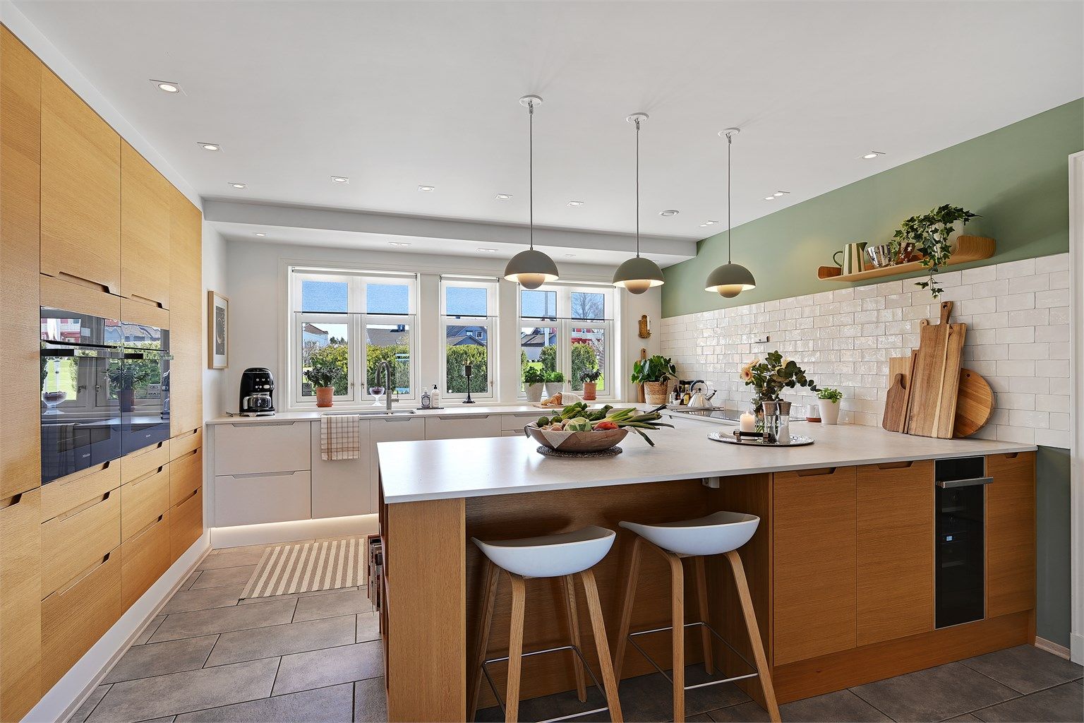 Kjøkkenet ble totalrenovert i 2020 og er boligens samlingspunkt, med en stor øy og god arbeidsplass.