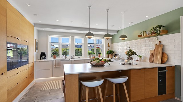 Kjøkkenet ble totalrenovert i 2020 og er boligens samlingspunkt, med en stor øy og god arbeidsplass.