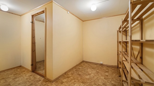 Boligen har svært gode lagringsmuligheter, med blant annet fem boder i kjelleren.