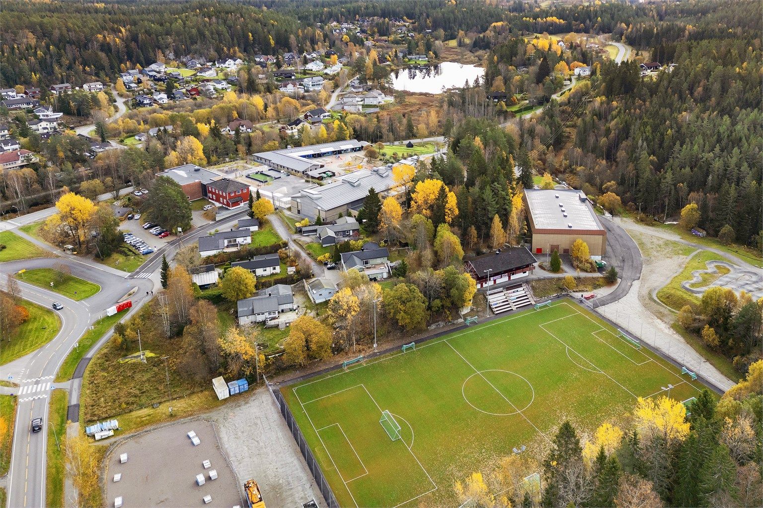 Siggerud IL tilbyr et bredt spekter av aktiviteter. Ved skolen ligger et moderne idrettsanlegg med ballbaner og idrettshall.