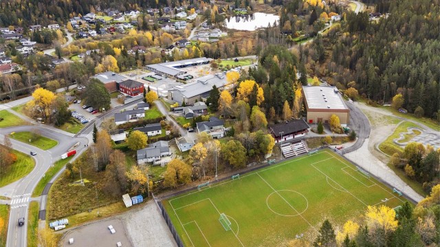 Siggerud IL tilbyr et bredt spekter av aktiviteter. Ved skolen ligger et moderne idrettsanlegg med ballbaner og idrettshall.