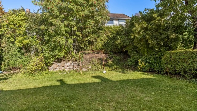 I hagen på fremsiden av boligen er det god plass til lek og moro.