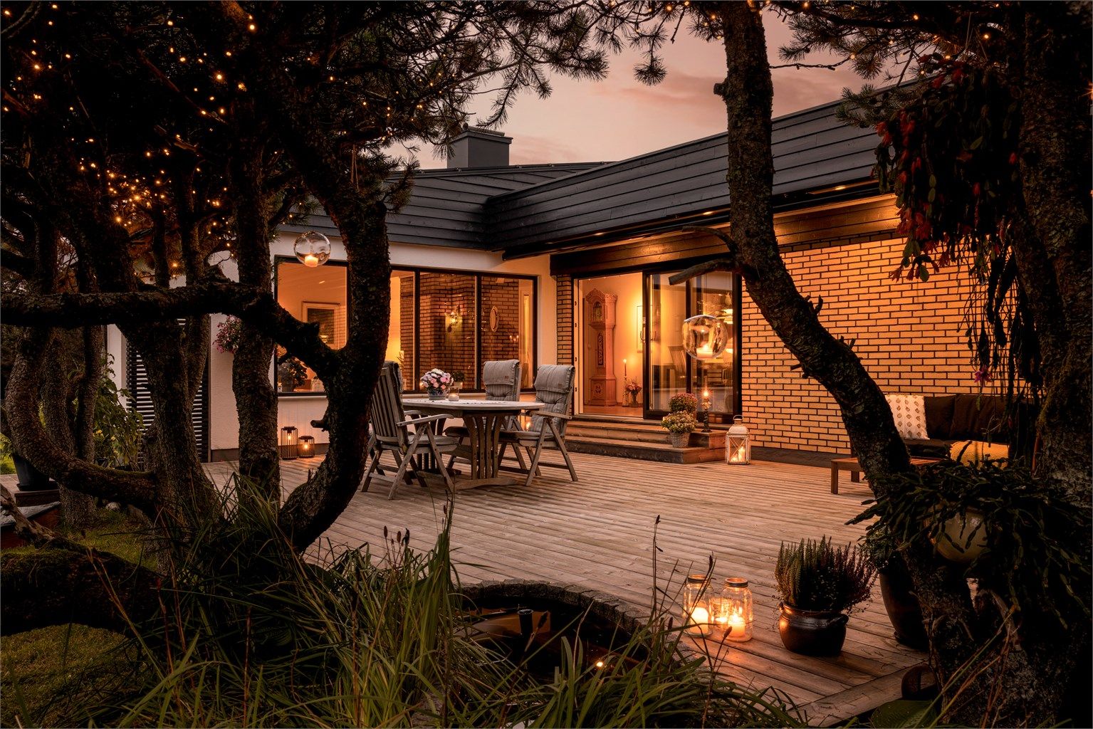 Allsidig, arktitekttegnet funkisbolig med stor, usjenert og solrik terrasse omkranset av lave furutrær som skaper en «piazza-stemning» i sommerhalvåret