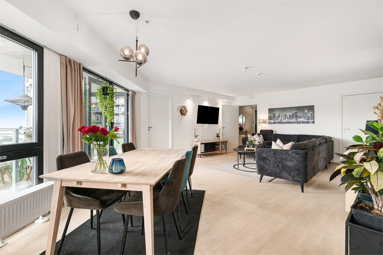 Selger har akkurat fått gulvet i stue og kjøkken slipt og lakket. Det mangler ett strøk lakk, som vil være enklere å få gjort når leiligheten er tom.