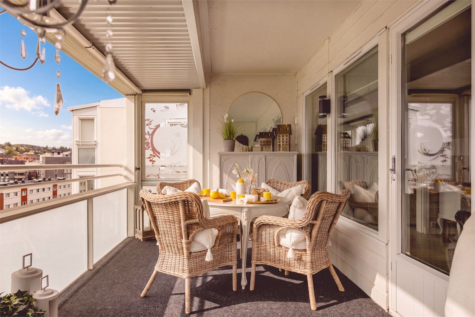 God plass til en hyggelig møblering og perfekt forlengelse av stueområdet. 