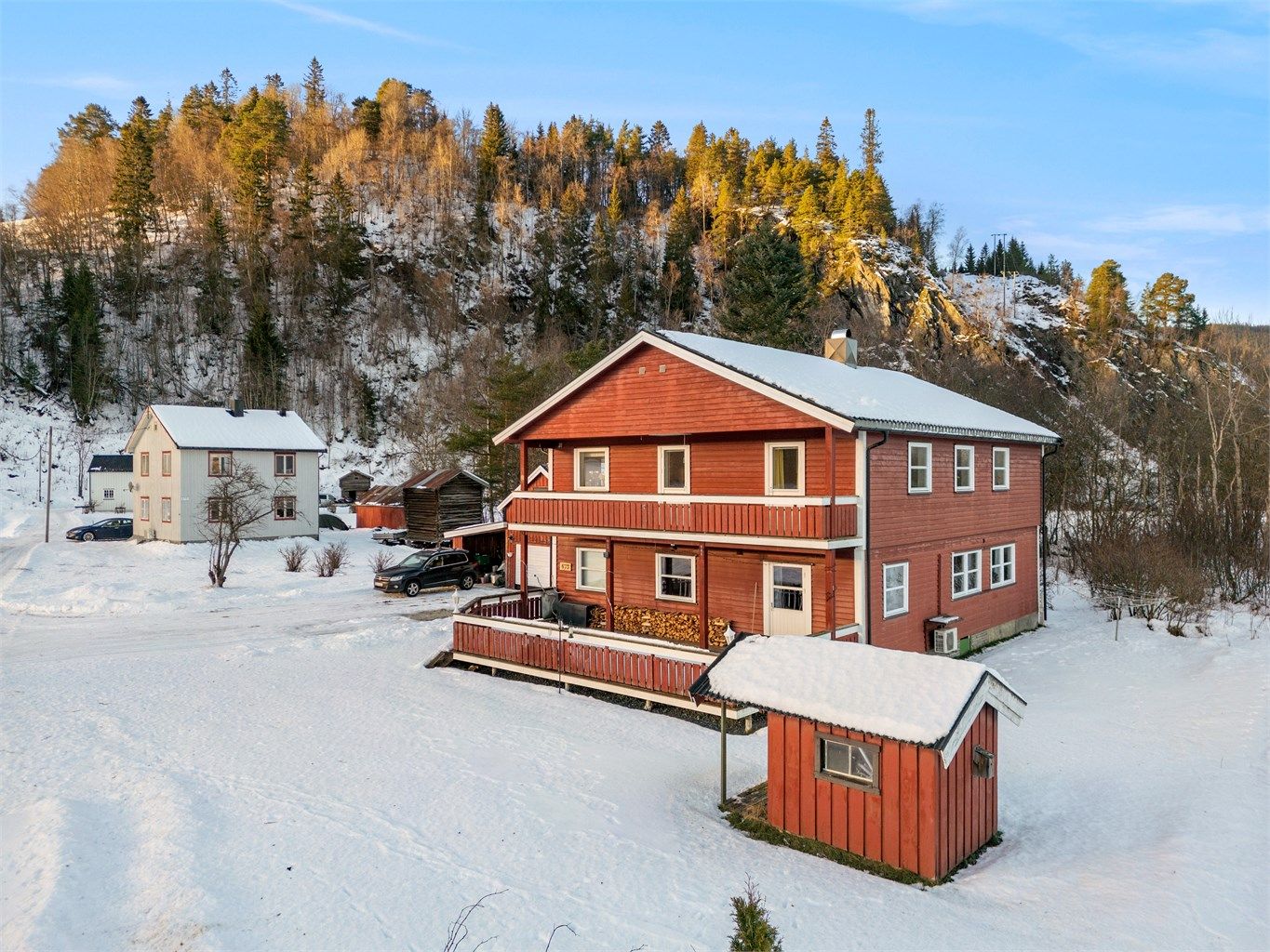 Det er lettvint tilgang til fine turområder i gangavstand fra huset. 