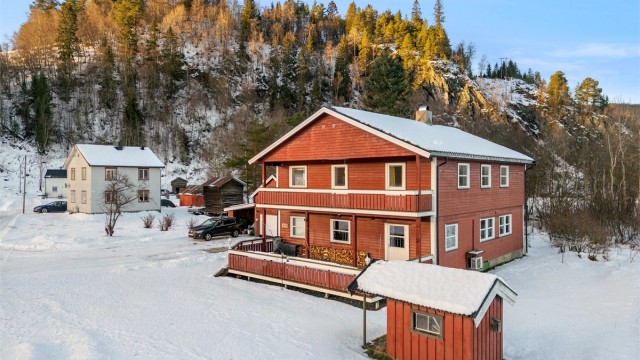 Det er lettvint tilgang til fine turområder i gangavstand fra huset.