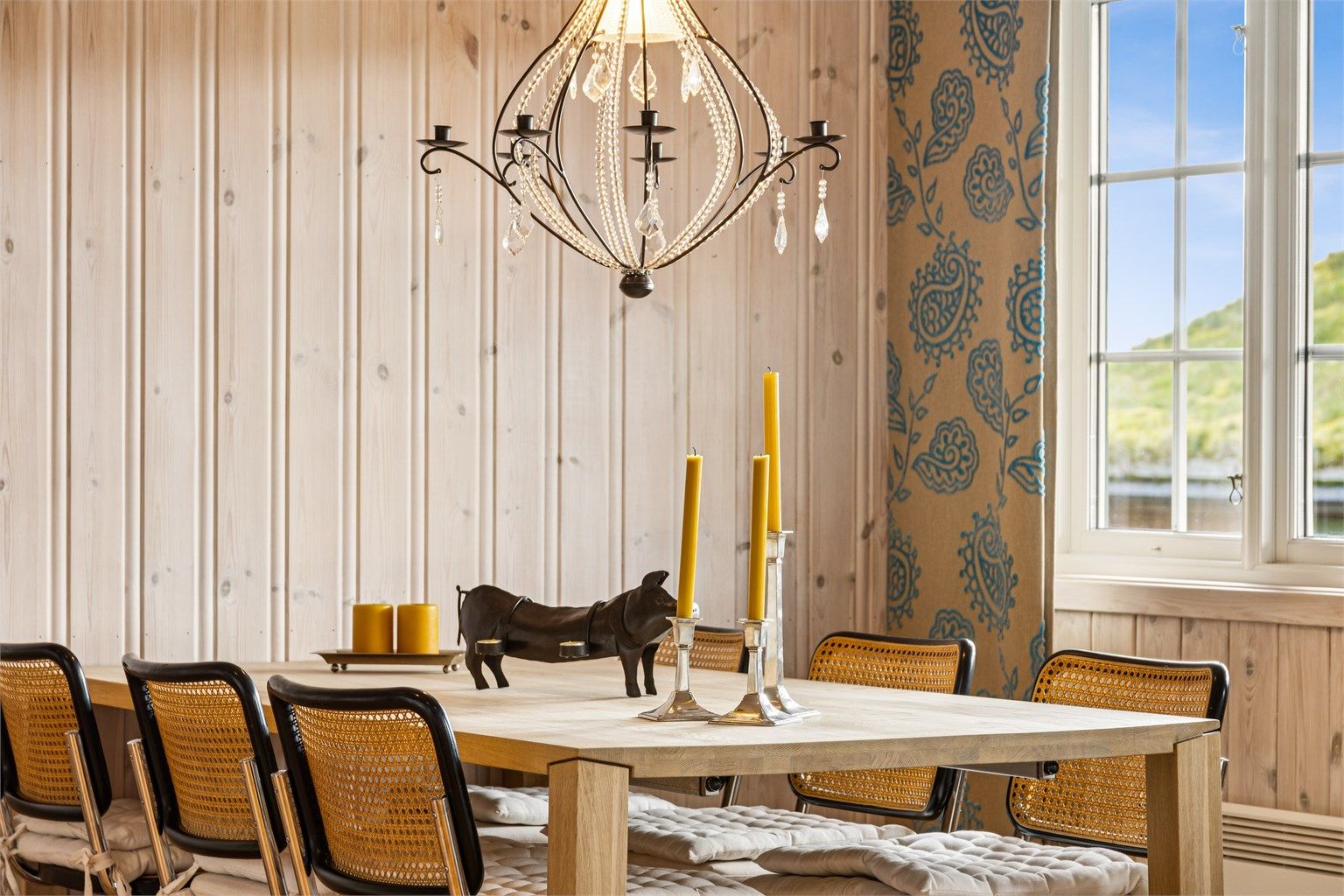 Hyggelig spiseplass innredet for sosiale måltider etter dager i fjellet.