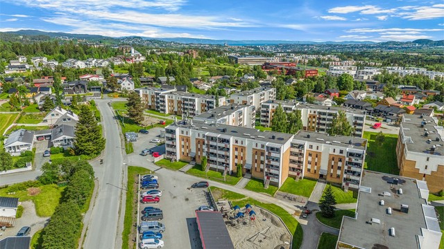 Naturen er aldri langt unna – med Saupstad skisenter, turmuligheter og rekreasjonsområder i nærområdet. En attraktiv beliggenhet for familier, etablerere og andre som ønsker en praktisk hverdag nær både service og naturopplevelser.