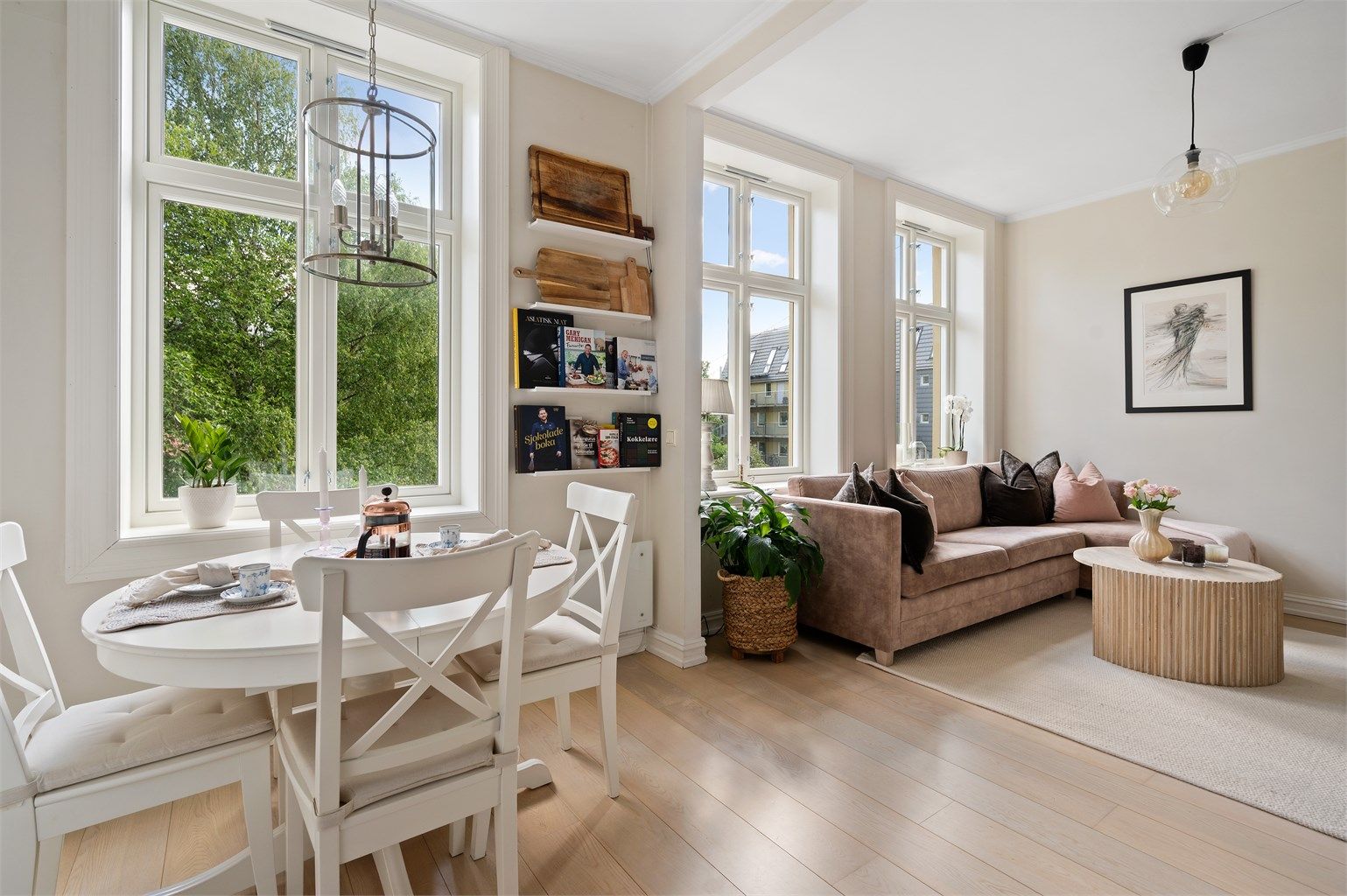 Leiligheten har en lys og praktisk planløsning, generøs takhøyde og svært gode lysforhold fra store vindusflater og oppleves således luftig.