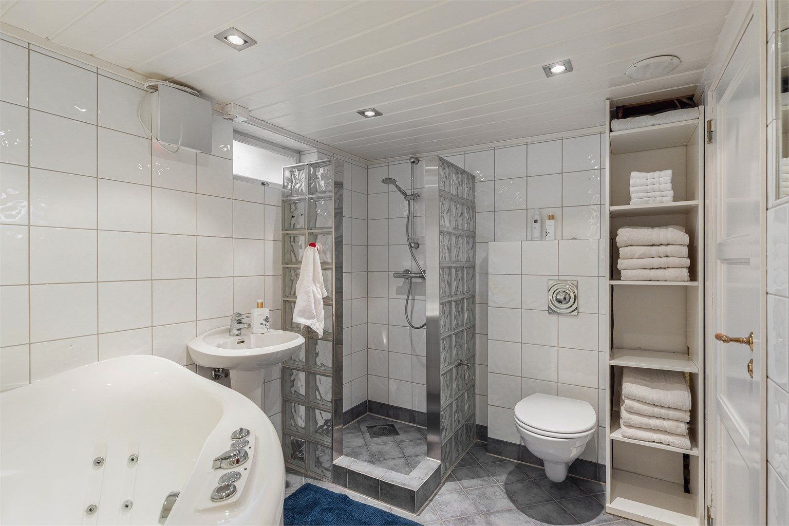 Stort baderom i underetasjen i tillegg til baderommet i 2. etasje gir ekstra komfort til barnefamilier