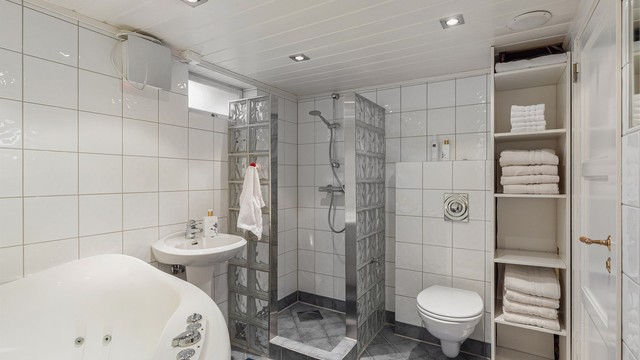 Stort baderom i underetasjen i tillegg til baderommet i 2. etasje gir ekstra komfort til barnefamilier