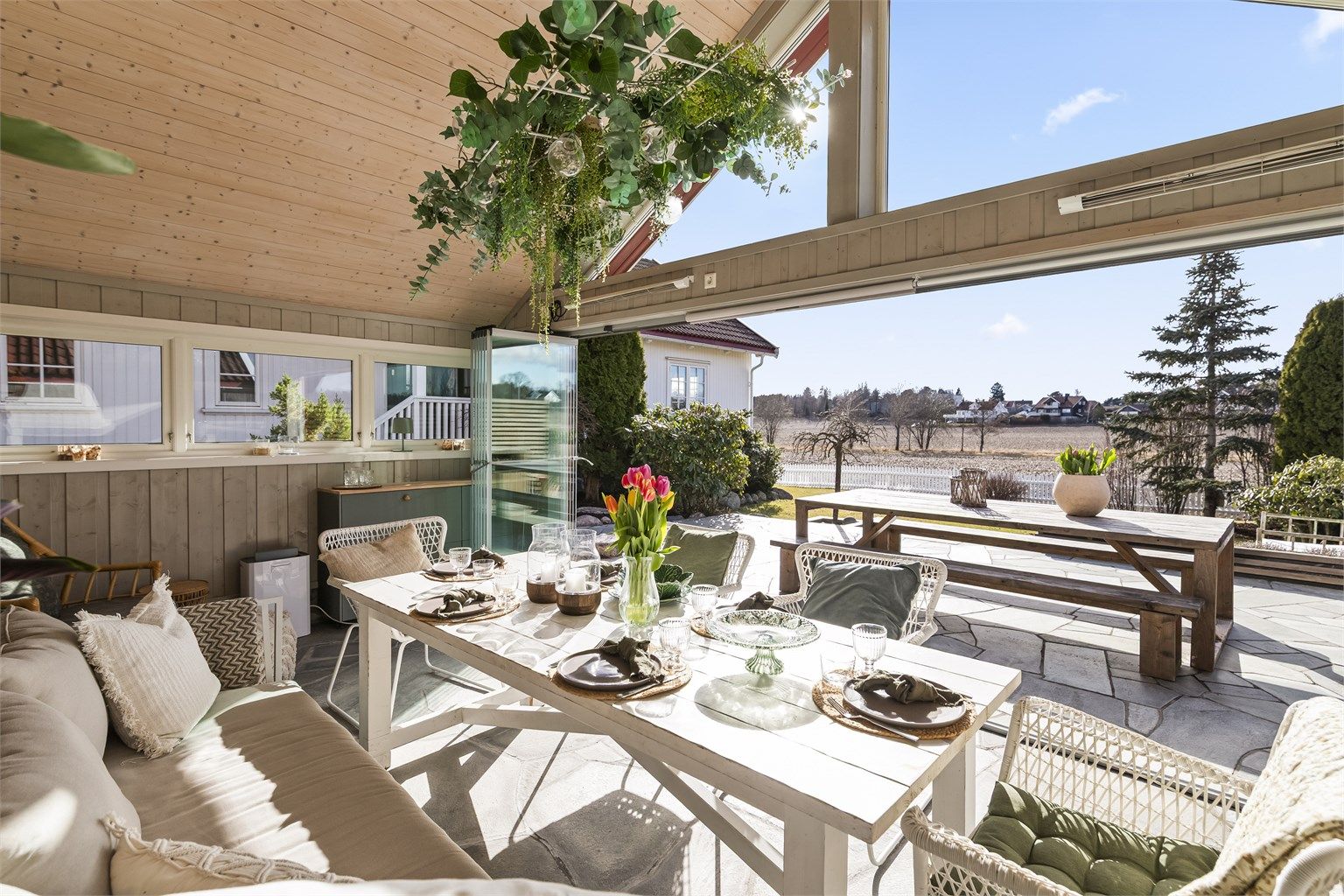 Utsikten over de åpne jordene gir en følelse av ro og frihet.