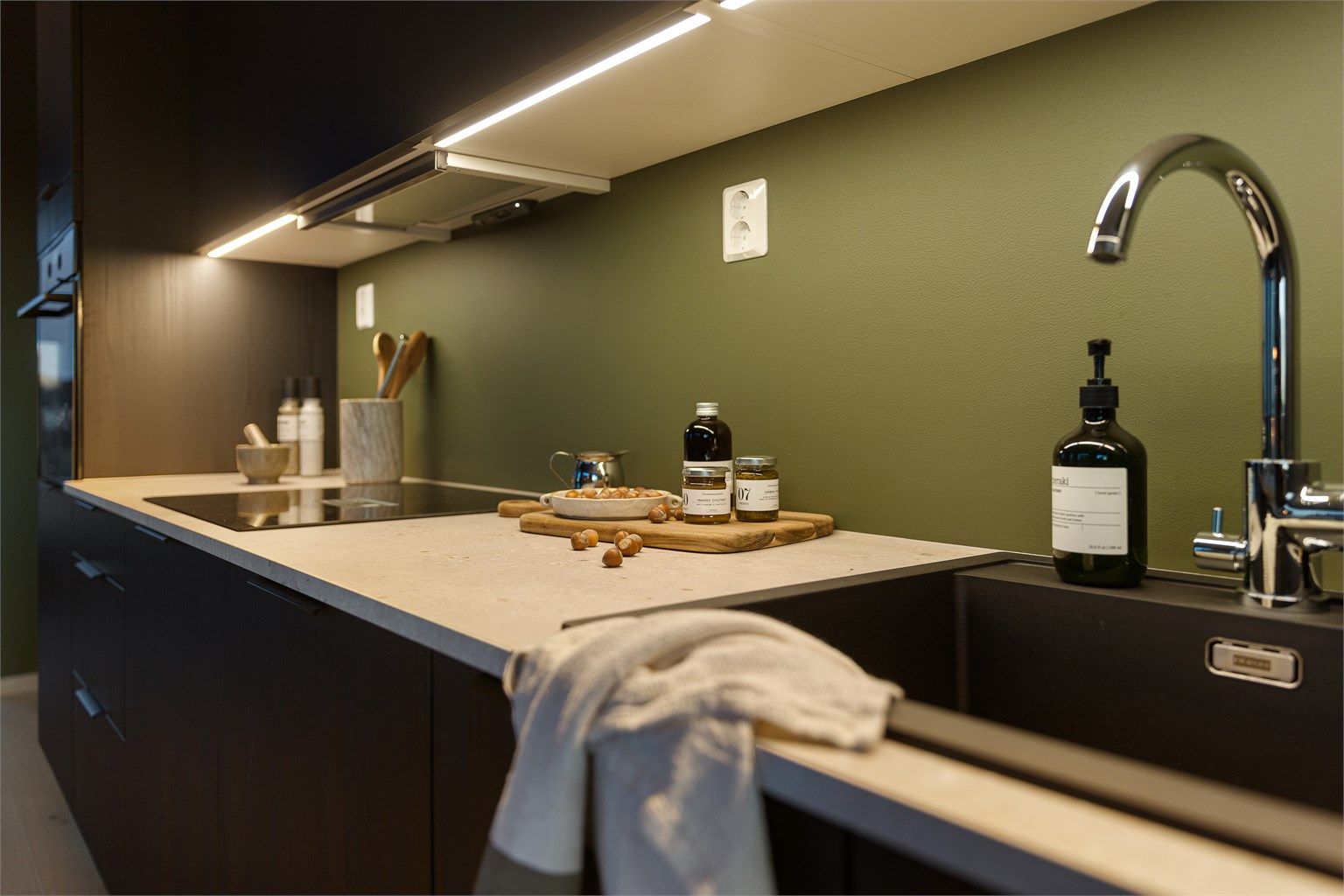 Belysning under overskapene sørger for godt lys over arbeidsområdet på kjøkkenet.