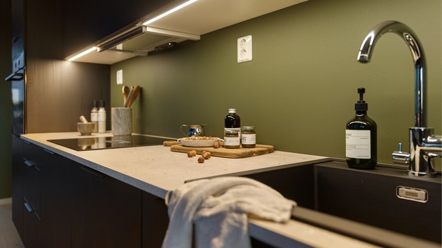 Belysning under overskapene sørger for godt lys over arbeidsområdet på kjøkkenet.