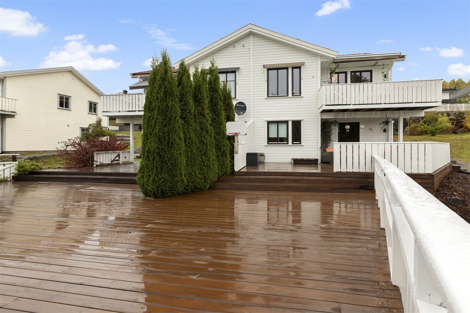Boligen har flere uteområdet og totalt balkong- og terrasse areal på 83 kvm