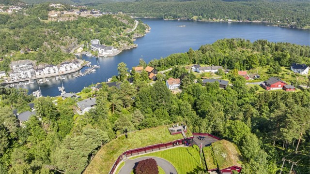 Utsikten bør oppleves - På eiendommen er det sol fra ca. 05-22:00 midtsommers!