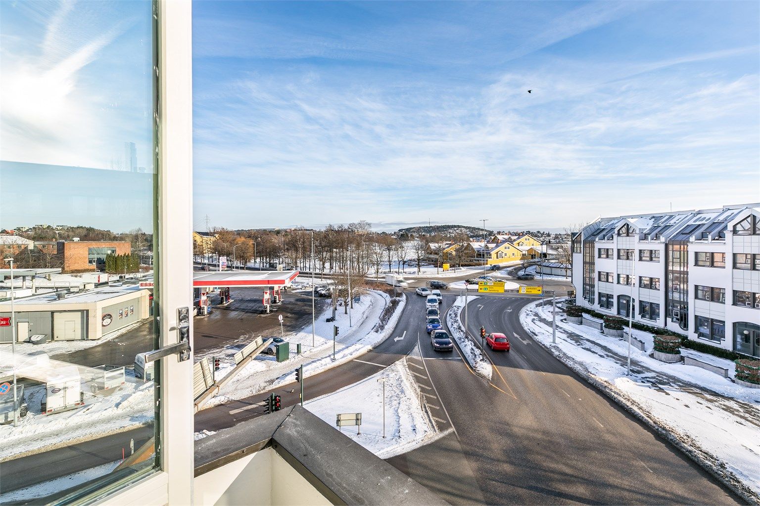 Utsikt til Nesparken og Vansjø sees både ute på balkongen og innendørs i stuen.
Fotograf; Børge Oppegård. 