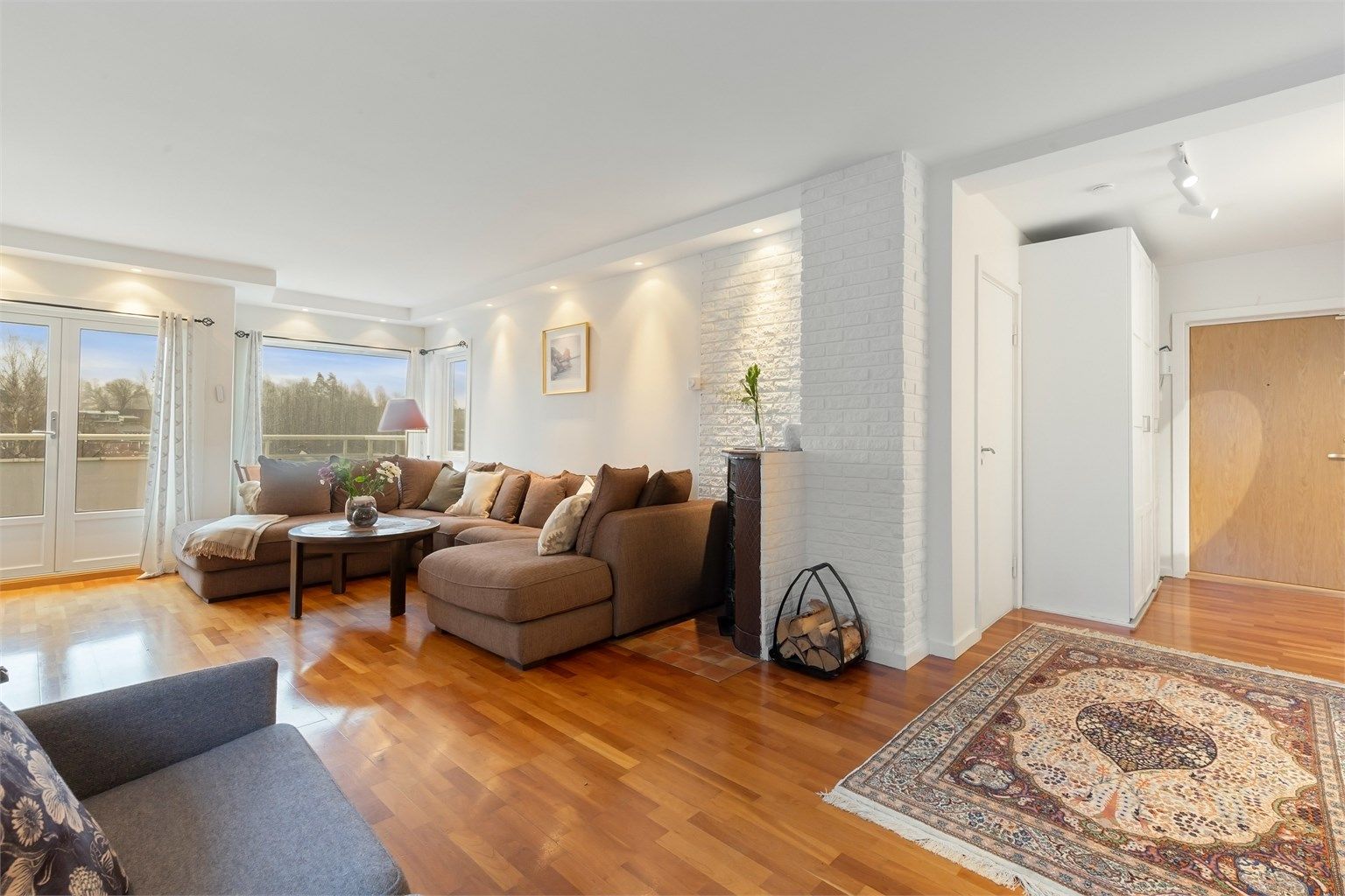 En peisovn i stuen gir både varme og en hyggelig atmosfære på kalde dager.