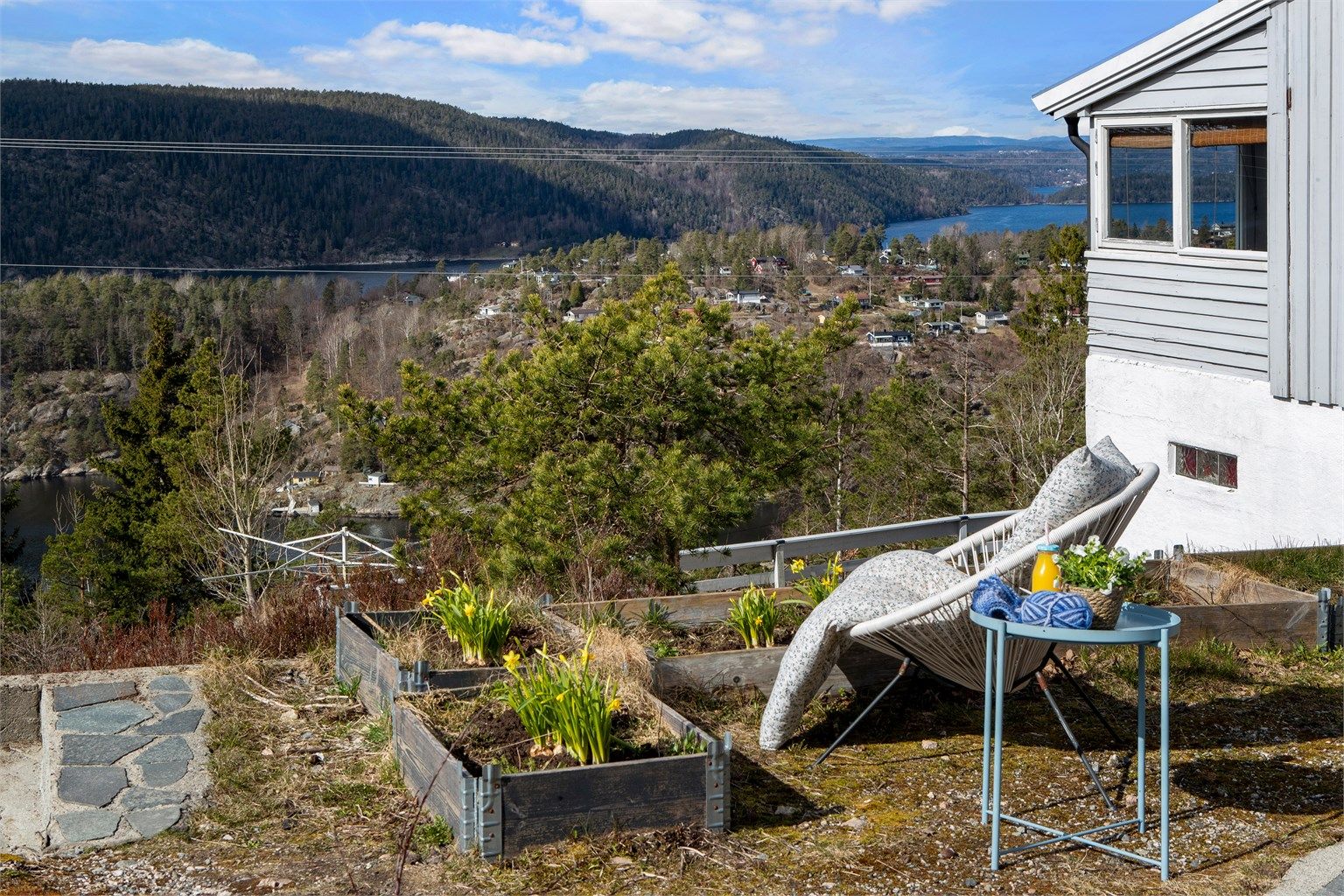 Hyggelig uteplass med mulighet for div. beplanting og dyrking 