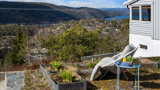Hyggelig uteplass med mulighet for div. beplanting og dyrking