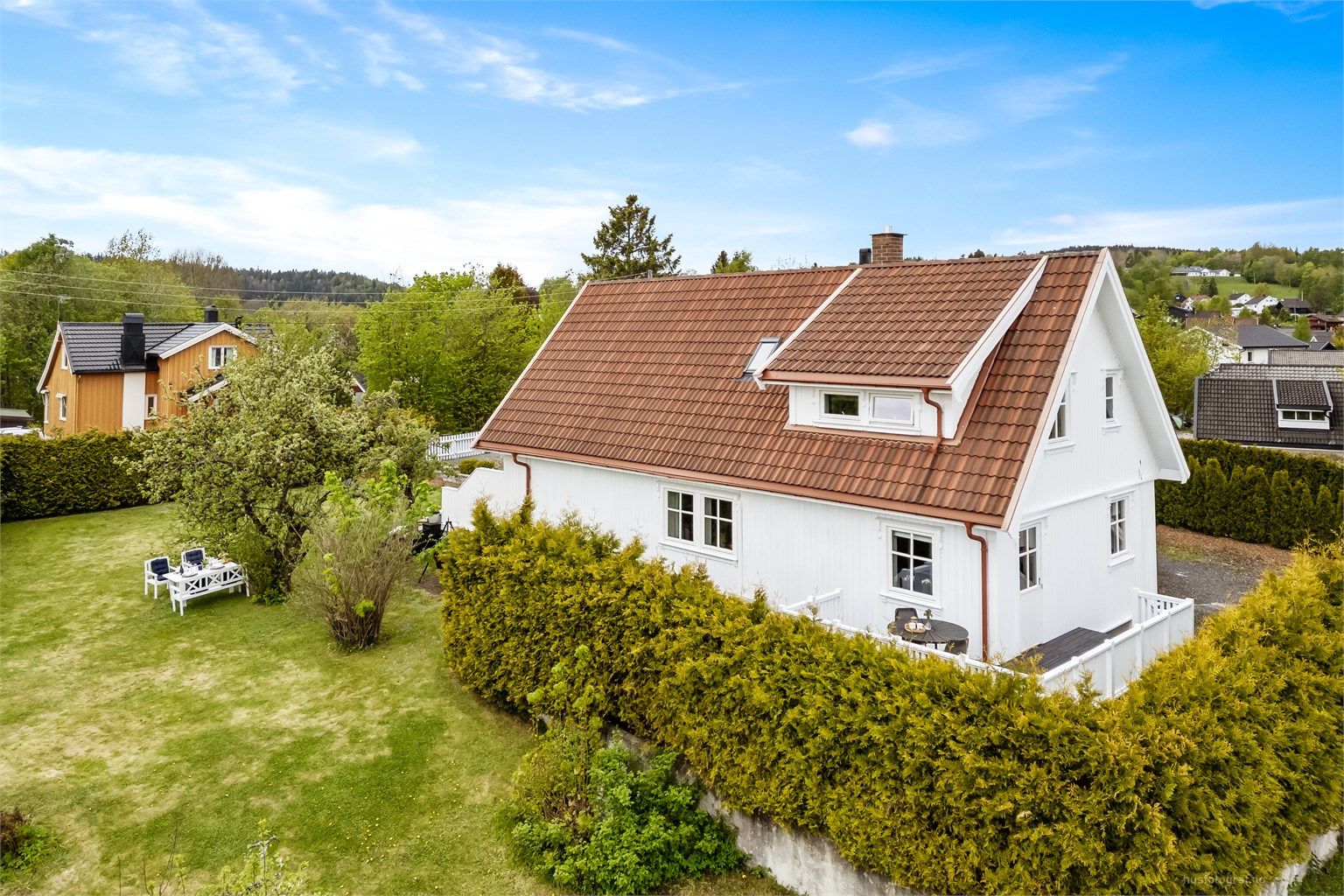 Yttertaktekke, kledning, etterisolering og flere vinduer/dører fra 2009/2010.