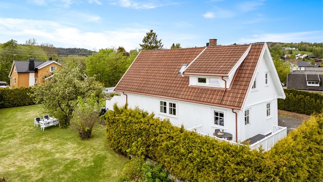 Yttertaktekke, kledning, etterisolering og flere vinduer/dører fra 2009/2010.