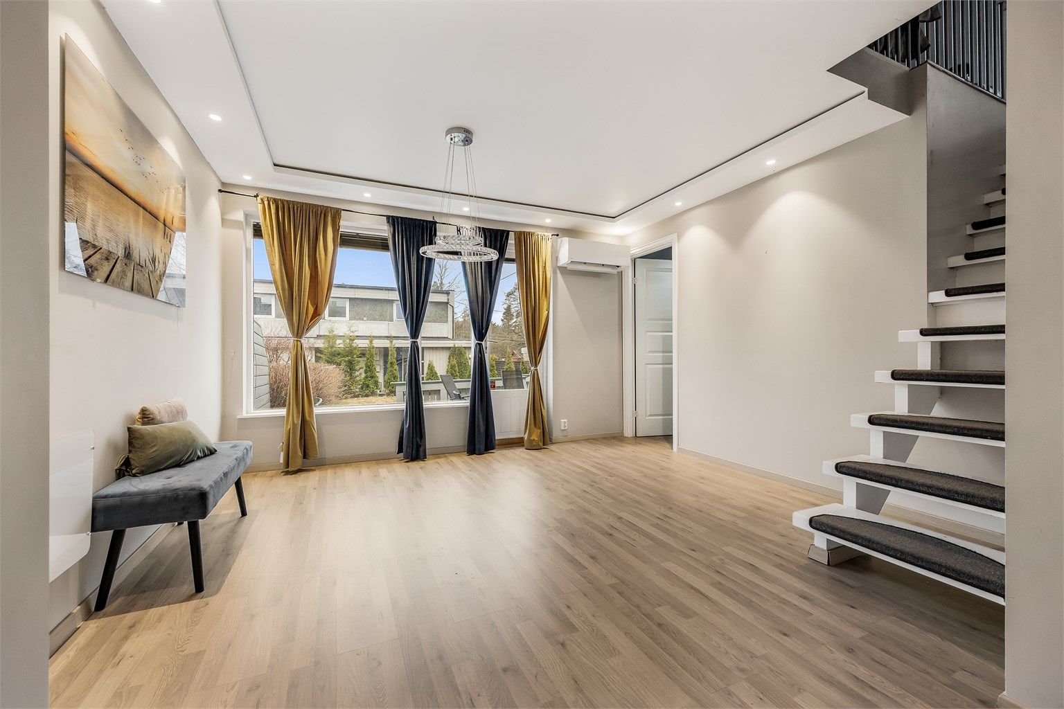 Spisestuen har direkte utgang til den store terrassen på 34 m². En luft-til-luft-varmepumpe sørger for effektiv oppvarming.