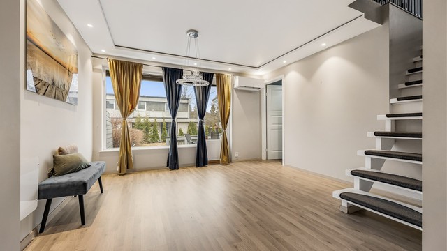 Spisestuen har direkte utgang til den store terrassen på 34 m². En luft-til-luft-varmepumpe sørger for effektiv oppvarming.