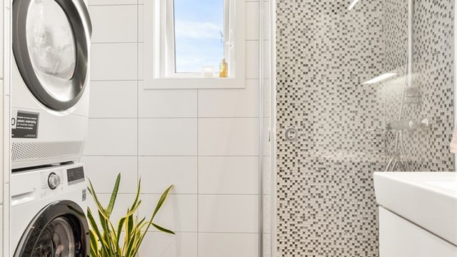 Det er varmekabler i gulv, rør-i-rør og god plass til vaskemaskin/tørketrommel