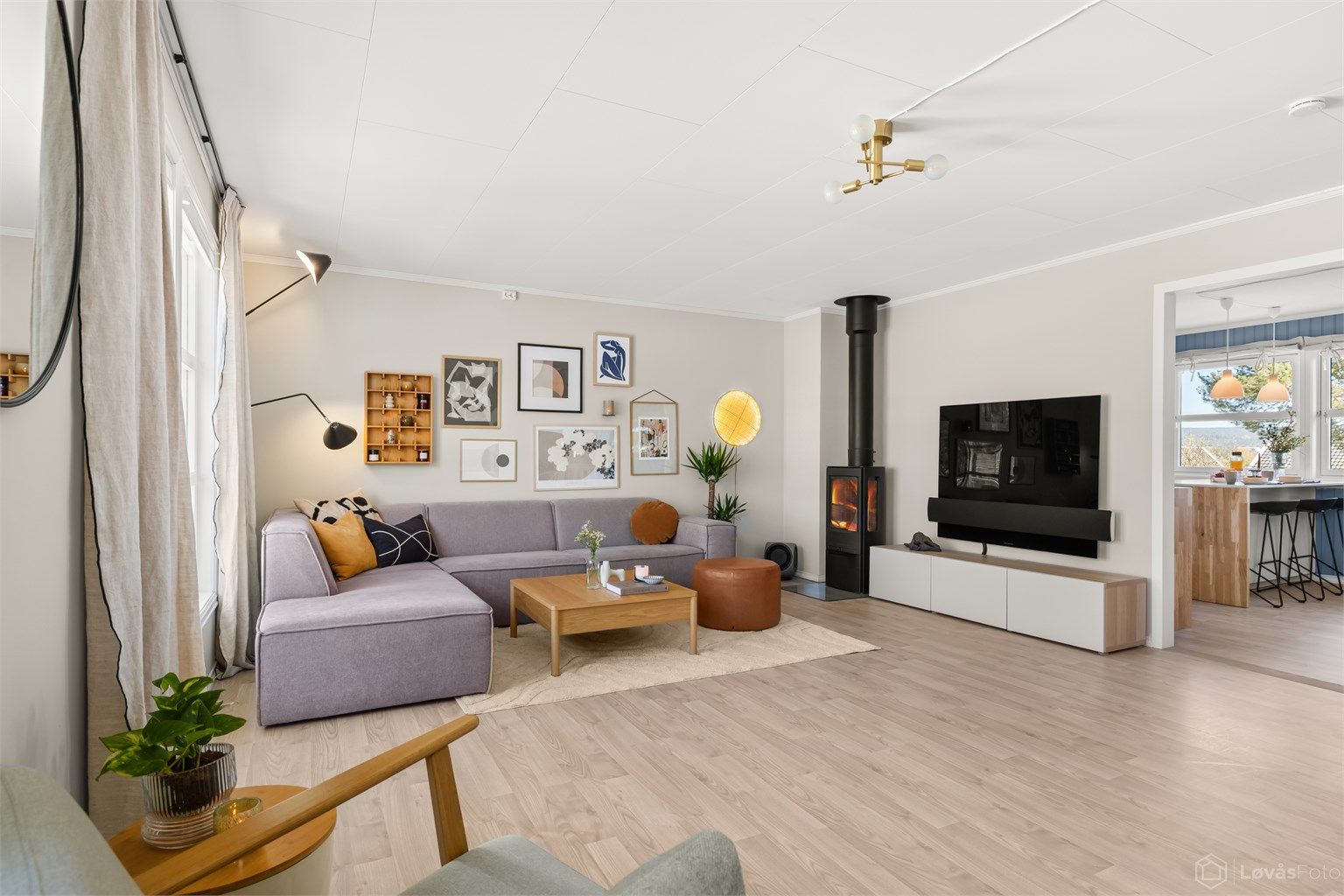 Stuen er et lyst samlingspunkt med god plass til en romslig sofagruppe.