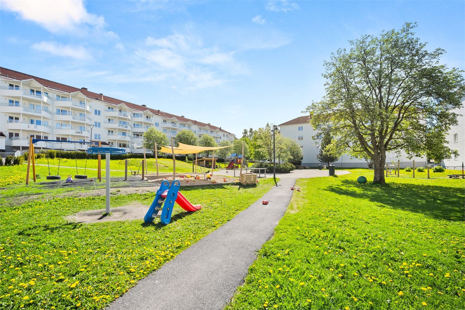 Fellesarealene er opparbeidet med asfalterte internveier, plenarealer, beplantning, lekeområder, sittebenker og sykkelstativer. Det er vedtatt å etablere blomstereng med stedegne arter på deler av borettslagets grøntarealer.