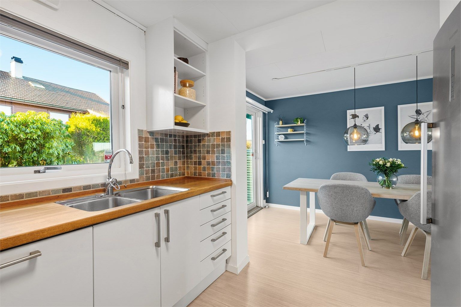 Det er direkte utgang til sør-vestvendt og skjermet terrasse med gode solforhold. 
