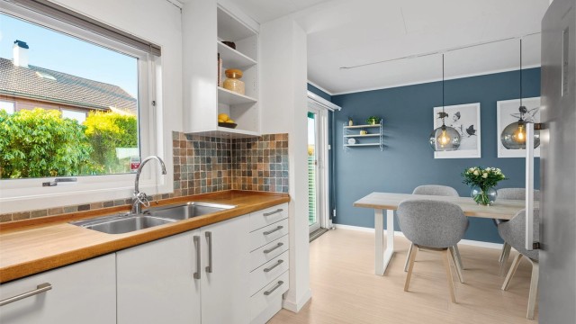 Det er direkte utgang til sør-vestvendt og skjermet terrasse med gode solforhold.