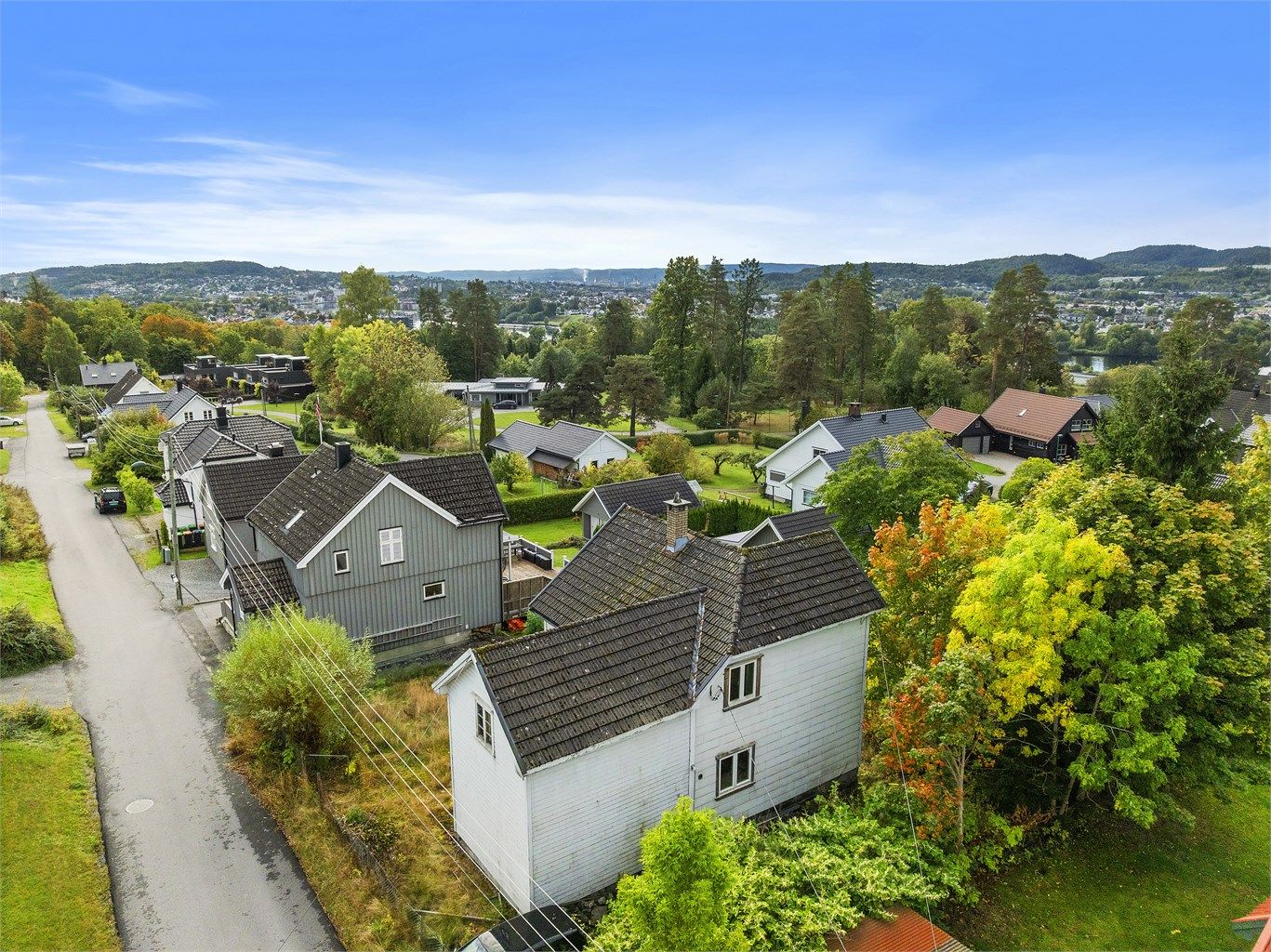 Boligen ligger fint til med nærhet til Porsgrunn og Skien, med nærhet til skoler og barnehager.
