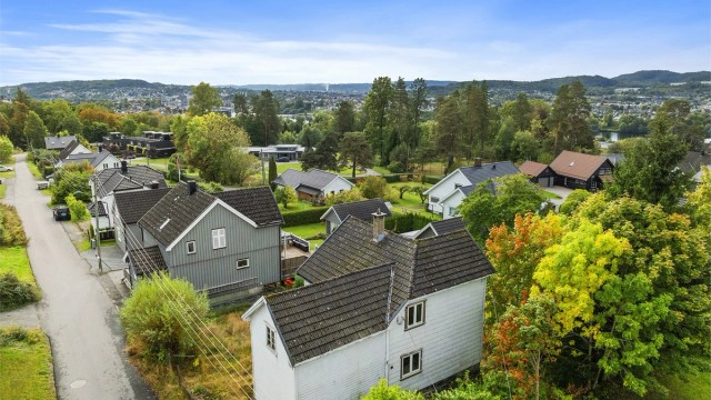 Boligen ligger fint til med nærhet til Porsgrunn og Skien, med nærhet til skoler og barnehager.