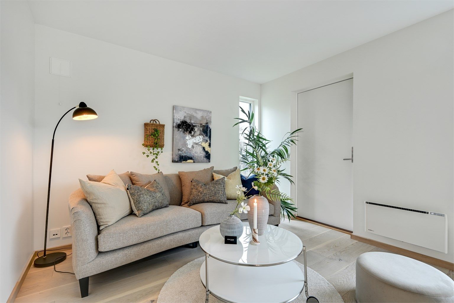 Også her er det gjennomgående parkett og lyse veggflater. 