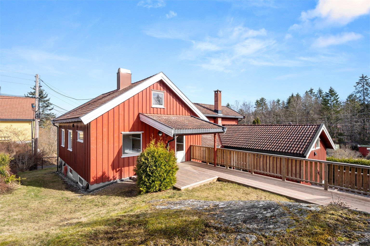 Tomten er opparbeidet med terrasser og hager i forskjellige nivåer i terrenget. 