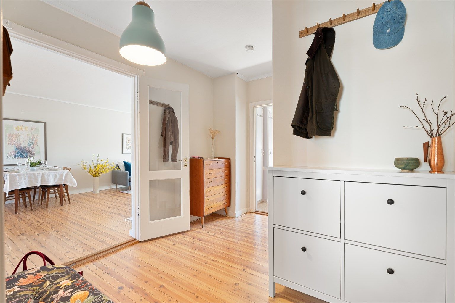 Boligen har flotte originale gulv som er slipt og behandlet med hvitpigmentert voks/olje