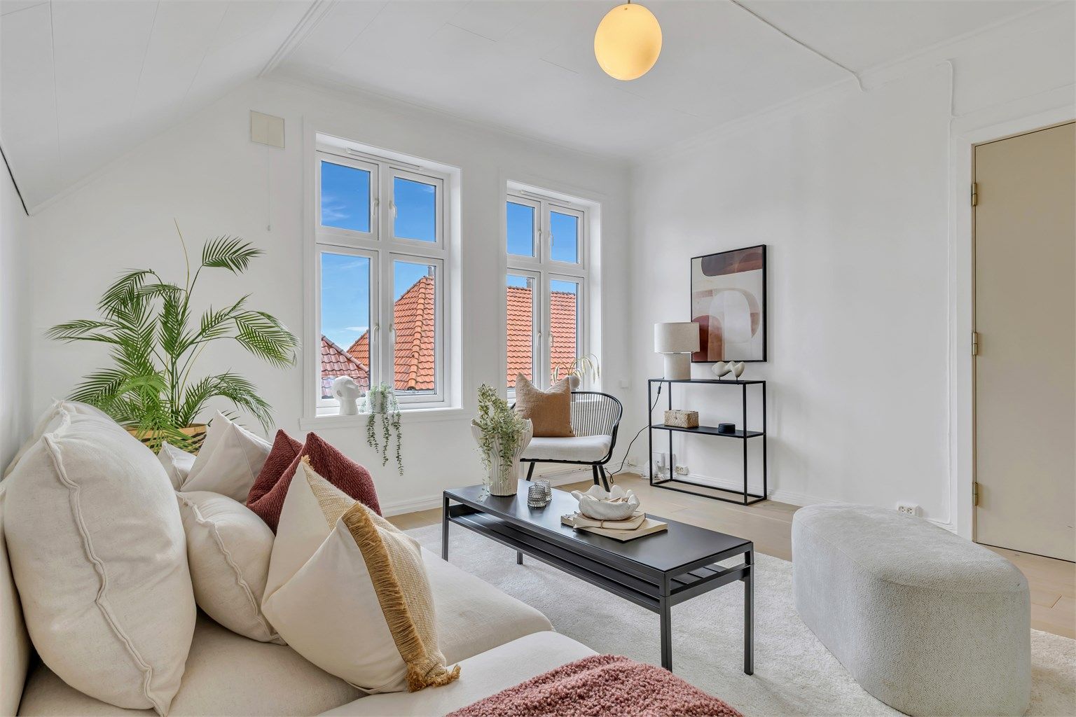 Leiligheten fremstår innbydende med lyse og moderne overflater.