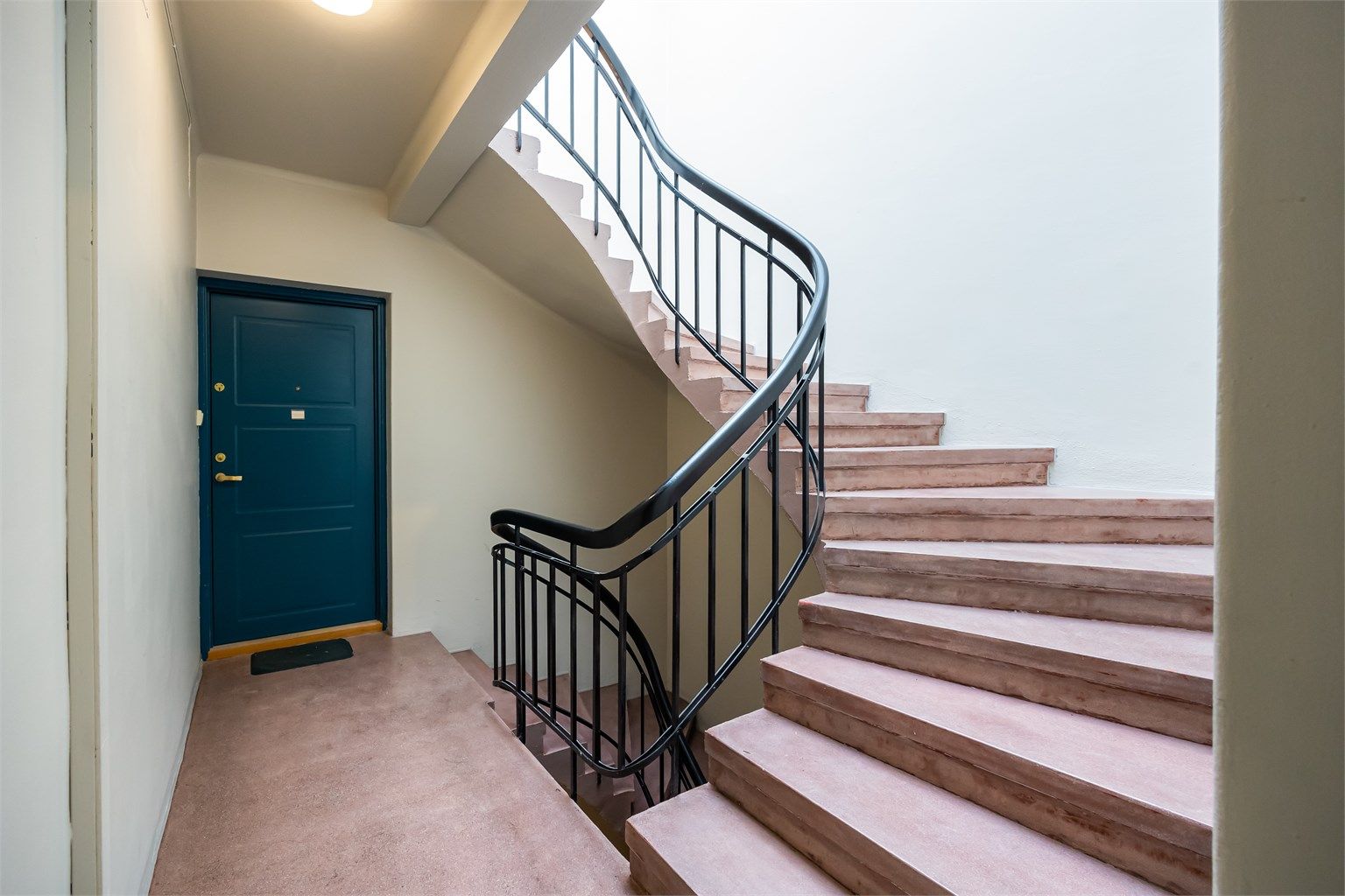 Adkomst til leiligheten via felles trappegang med callinganlegg.