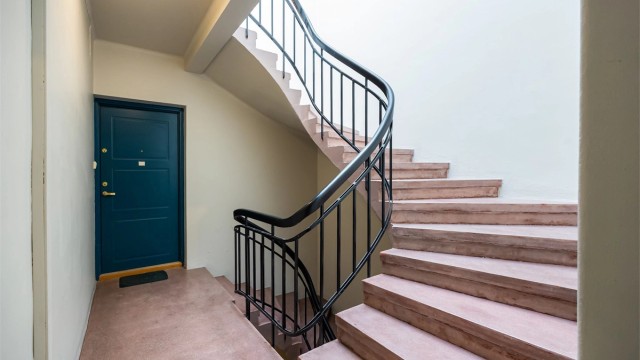 Adkomst til leiligheten via felles trappegang med callinganlegg.