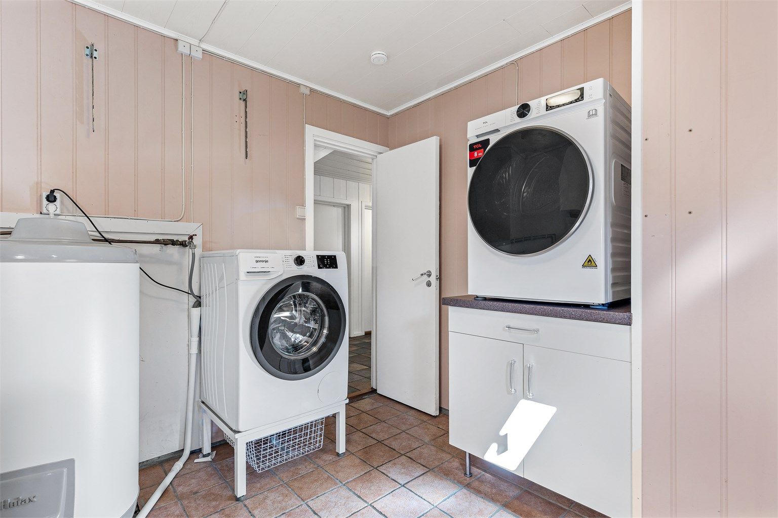 Vaskerommet har innredning med laminert benkeplate og nedfelt utslagsvask i rustfritt stål med ettgreps armatur. Opplegg for vaskemaskin og tørketrommel. Varmtvannsbereder på 190 liter fra 2024.