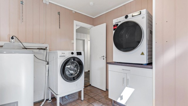 Vaskerommet har innredning med laminert benkeplate og nedfelt utslagsvask i rustfritt stål med ettgreps armatur. Opplegg for vaskemaskin og tørketrommel. Varmtvannsbereder på 190 liter fra 2024.