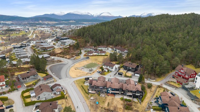 Fra eiendommen er det kort vei til dagligvarebutikker på Blindheim og i Spjelkavik.